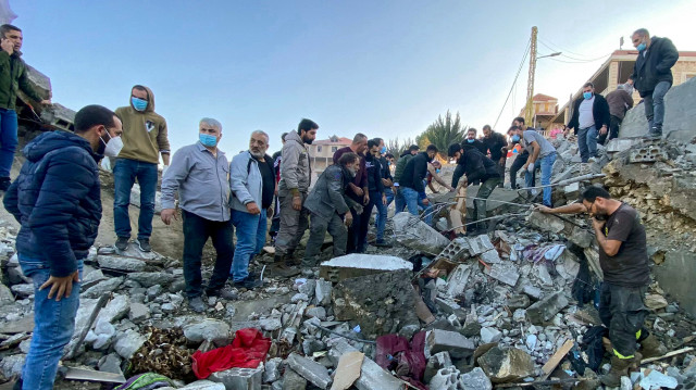 Des sauveteurs recherchent des survivants sur le site d'une frappe aérienne israélienne qui a visé le village de Shmestar dans la vallée de la Bekaa le 23 novembre 2024, dans le cadre de la guerre entre Israël et le Hezbollah. Le Liban a déclaré que huit personnes ont été tuées lors d'une frappe israélienne le 23 novembre dans l'est du pays. Les médias d'État ont rapporté que l'attaque d'une maison a tué une mère et ses enfants.