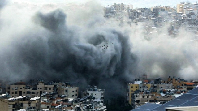 De la fumée s'élève du site d'une frappe aérienne israélienne qui a visé une zone de la banlieue sud de Beyrouth au Liban.