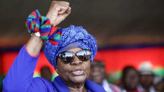 Netumbo Nandi-Ndaitwah, candidate à la présidence de l'Organisation populaire du Sud-Ouest africain (SWAPO), serre le poing lors d'un meeting de campagne à Windhoek le 24 novembre 2024, avant les élections générales de Namibie prévues le 27 novembre pour élire un nouveau président et les membres de l'Assemblée nationale. 