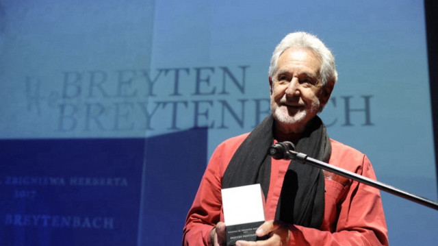 L'écrivain sud-africain et militant anti-apartheid Breyten Breytenbach reçoit le Prix littéraire international Zbigniew Herbert 2017, lors d'une cérémonie à Varsovie, en Pologne, le 25 mai 2017.