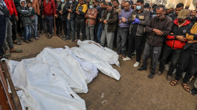 Les corps des Palestiniens tués lors d'une attaque israélienne à Khan Younès dans la Bande de Gaza.