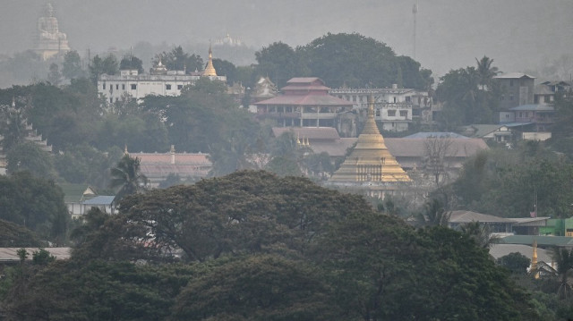 La ville de Myawaddy au Myanmar est vue du côté thaïlandais dans le district de Mae Sot.