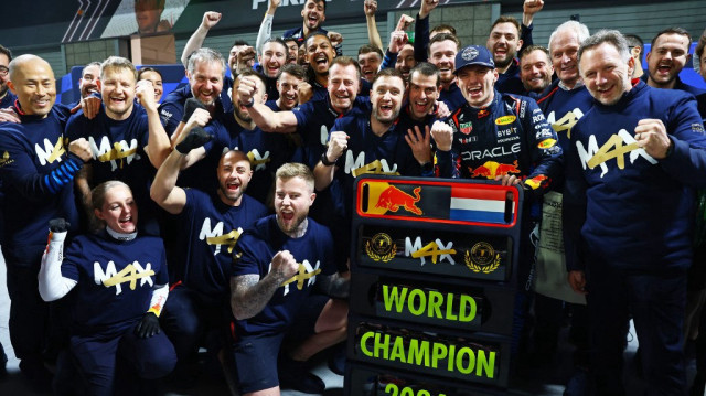 Le champion du monde des pilotes de F1 2024, Max Verstappen des Pays-Bas et Oracle Red Bull Racing, célèbre avec son équipe après le Grand Prix F1 de Las Vegas au Las Vegas Strip Circuit, le 23 novembre 2024 à Las Vegas, Nevada.