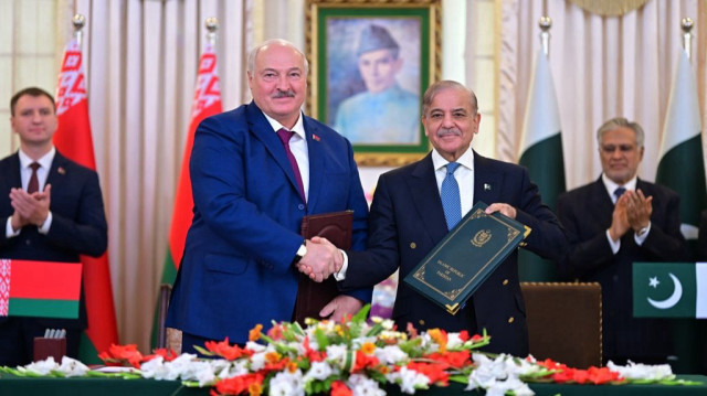 Le Président biélorusse Aleksandr Loukachenko et le Premier ministre Shehbaz Sharif.