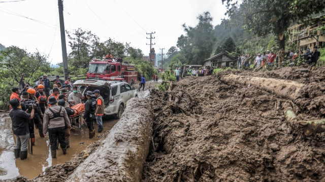 Le personnel de secours porte le corps d'une victime décédée à la suite d'un glissement de terrain dans le village de Semangat Gunung à Karo, dans le nord de Sumatra, le 25 novembre 2024.