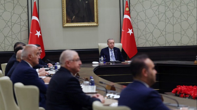 Le Président turc Recep Tayyip Erdogan (C) lors de la réunion du cabinet dans le complexe présidentiel d'Ankara, en Turkiye, le 25 novembre 2024.