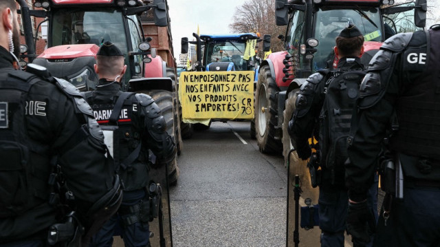 Des gendarmes français mobilisés devant des tracteurs, alors que les agriculteurs français participent à un rassemblement organisé par la Coordination Rurale, un syndicat agricole français, pour protester contre l'accord UE-Mercosur, à Strasbourg, dans l'est de la France, le 26 novembre 2024. 