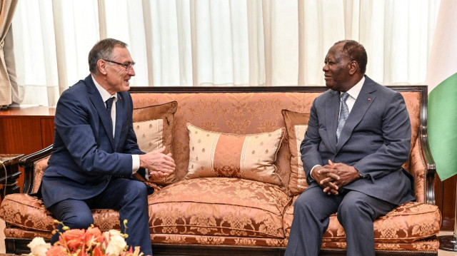 Le président ivoirien Alassane Ouattara (à droite) et Jean-Marie Bockel (à gauche), l'envoyé personnel du président français Emmanuel Macron pour l'Afrique, lors d'une rencontre au palais présidentiel d'Abidjan, le 21 février 2024 .