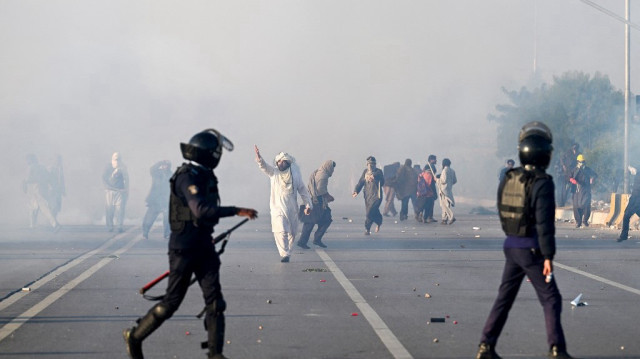 Des policiers tirent des grenades lacrymogènes pour disperser des partisans du parti Pakistan Tehreek-e-Insaf (PTI) lors d'une manifestation pour demander la libération de l'ancien premier ministre Imran Khan, à Islamabad, le 26 novembre 2024.