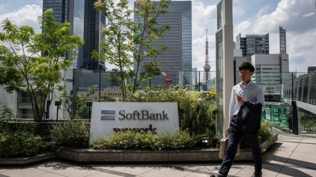 Un homme marche devant le siège de la société japonaise SoftBank Group à Tokyo, le 7 août 2024.