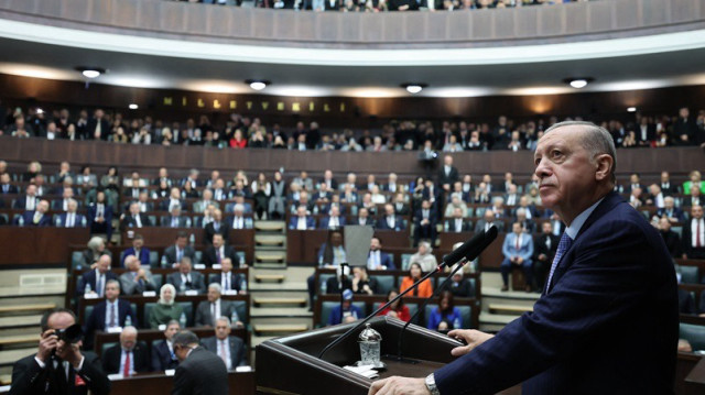 Le Président turc et chef du Parti de la justice et du développement (AK), Recep Tayyip Erdogan, lors de la réunion du groupe de son parti à la Grande Assemblée nationale turque à Ankara en Turkiye, le 27 novembre 2024.