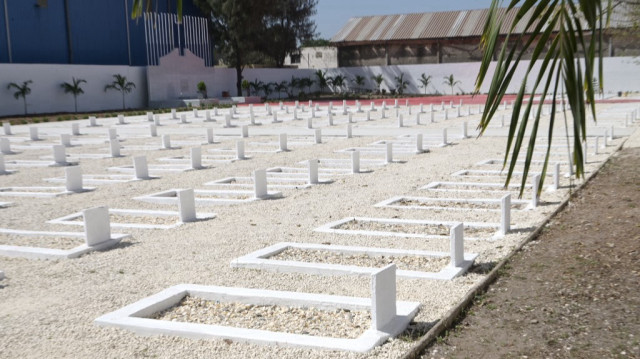 Une vue générale montre les tombes des tirailleurs sénégalais tués le 1er décembre 1944 par l'armée française au cimetière militaire de Thairoye à Dakar, le 26 novembre 2024.