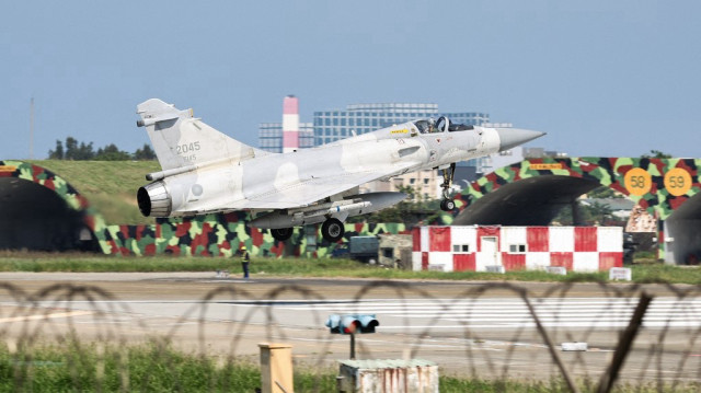 Un avion de chasse Mirage 2000 de l'armée de l'air taïwanaise décolle d'une base aérienne à Hsinchu.