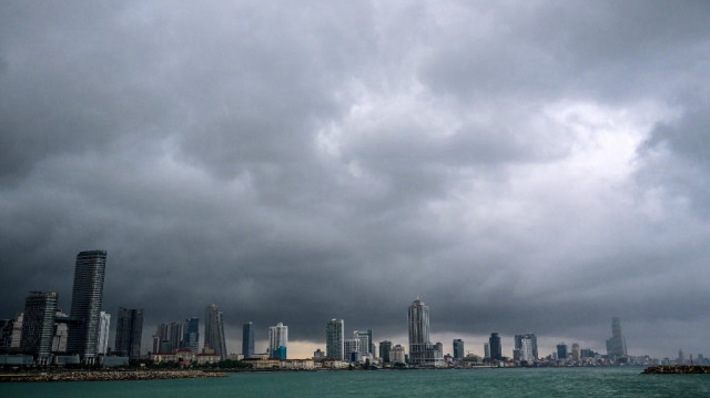 Des nuages sombres se profilent dans le ciel de Colombo, la capitale du Sri Lanka, le 26 novembre 2024.