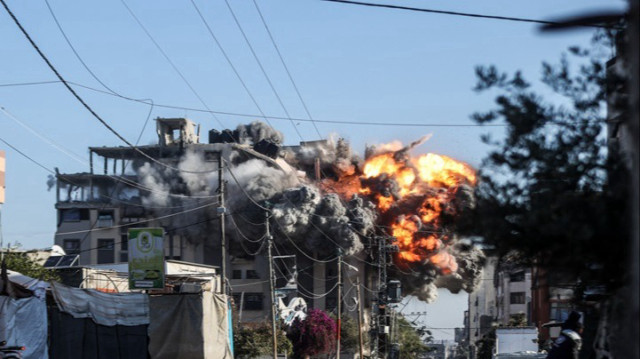 De la fumée et de la poussière s'élèvent après l'attaque de l'armée israélienne dans le camp de réfugiés de Nuseirat, dans la Bande de Gaza, le 28 novembre 2024.