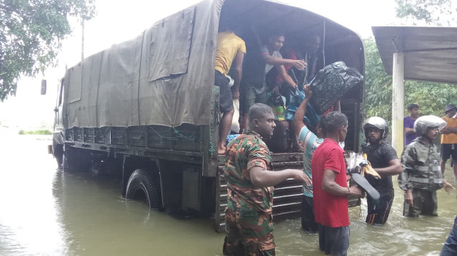 Les fortes pluies, accompagnées de vents violents, ont provoqué des inondations massives qui ont déplacé environ 335 000 personnes, principalement dans les provinces du Nord et de l'Est du Sri Lanka.