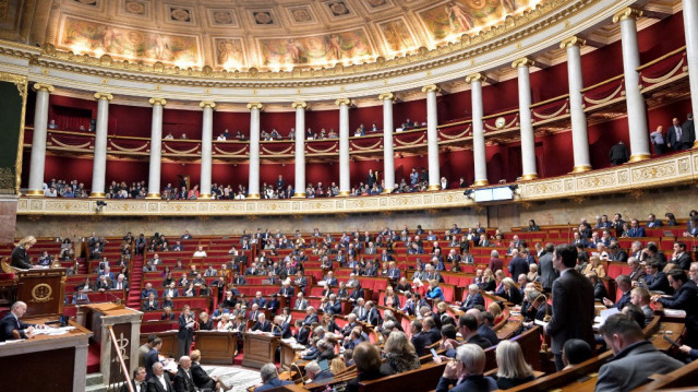 La réforme des retraites de 2023, au cœur de ces tensions, avait été imposée par l'exécutif d'Élisabeth Borne via l'article 49.3, faute de majorité à l'Assemblée nationale.