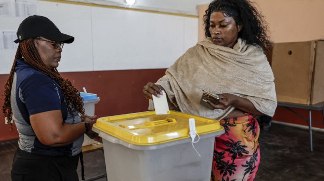 Une femme vote dans un bureau de vote à Windhoek le 29 novembre 2024, lors d'un vote prolongé suite aux élections générales du pays. 