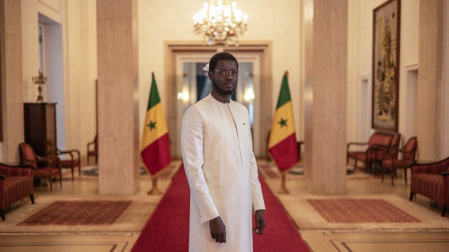 Le président sénégalais Bassirou Diomaye Faye pose pour un portrait à l'intérieur du palais présidentiel à Dakar le 28 novembre 2024. 