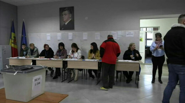 Les Moldaves commencent à voter pour choisir leur président et confirmer ou non leur destin européen, dans un scrutin menacé par le risque d'ingérences russes, le 3 novembre 2024. 