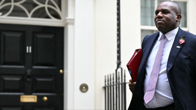 Le ministre britannique des Affaires étrangères, David Lammy, quitte la réunion du cabinet au 10 Downing Street, dans le centre de Londres, le 30 octobre 2024, avant que le gouvernement ne présente son budget annuel d'automne au parlement. Le nouveau gouvernement travailliste britannique dévoile son premier budget mercredi, une mise à jour fiscale très attendue, la première du gouvernement de centre-gauche après 14 ans de règne conservateur.