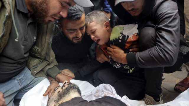 Des proches pleurent les corps de Mahmoud Foura et de son fils Saad Foura, qui ont été tués lors d'un bombardement israélien nocturne à Deir el-Balah dans le centre de la bande de Gaza, le 3 novembre 2024.