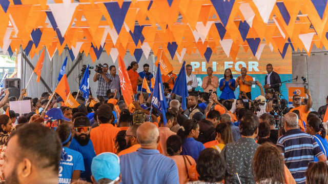 Des partisans du parti Militant Socialist Movement (MSM) assistent à un rassemblement de campagne mené par le Premier ministre mauricien et candidat Pravind Jugnauth à Mahebourg le 20 octobre 2024, avant les élections générales mauriciennes de 2024.