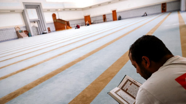 Un fidèle lit le Coran avant le sermon et la prière du vendredi (Jumu'ah) à la Grande Mosquée de Strasbourg, dans l'est de la France, le 27 septembre 2024.