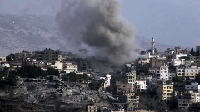 De la fumée s'élève du site d'une frappe aérienne israélienne qui a visé le village de Khiam, dans le sud du Liban, le 2 novembre 2024.