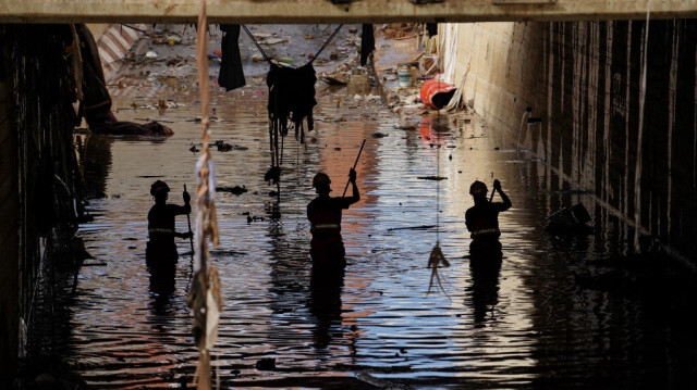 Des pompiers recherchent des corps parmi les débris le 2 novembre 2024, à la suite d'inondations meurtrières dans la ville d'Alfafar, dans la région de Valence, à l'est de l'Espagne.