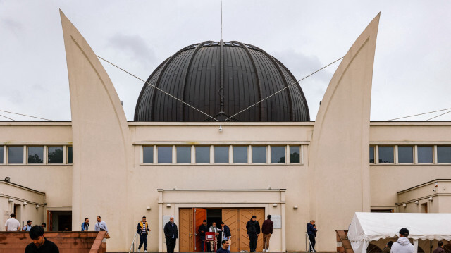 Des fidèles quittent les lieux après le sermon et la prière du vendredi (Jumu'ah) à la Grande Mosquée de Strasbourg, dans l'est de la France, le 27 septembre 2024. Inaugurée le 27 septembre 2012, la mosquée est devenue depuis un lieu de culte central, accueillant 1 200 fidèles, notamment lors de la prière hebdomadaire du vendredi, à Strasbourg.