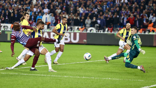 Trabzonspor - Fenerbahçe maçında ilk yarı bol pozisyonlu geçti.