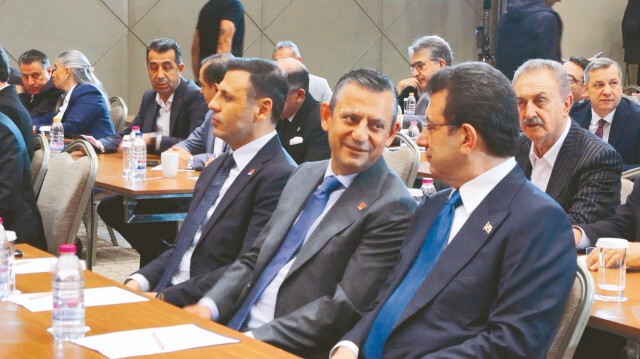 Toplantıya, CHP Genel Başkanı Özgür Özel, İBB Başkanı Ekrem İmamoğlu, CHP İstanbul İl Başkanı Özgür Çelik ve çok sayıda CHP'li milletvekili katıldı.