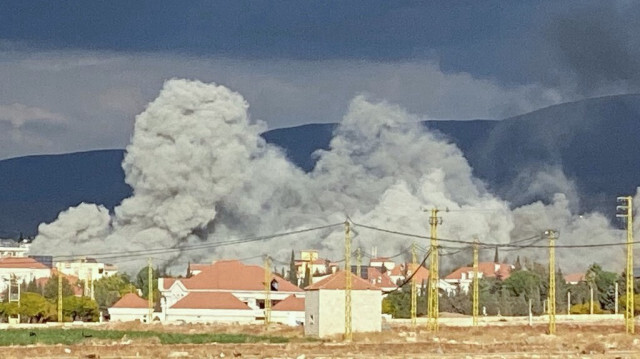 De la fumée s'élève du site d'une frappe aérienne israélienne qui a visé la ville de Baalbeck, dans l'est du Liban, le 3 novembre 2024.