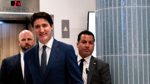 Le Premier ministre canadien Justin Trudeau sort du Delta Hotels by Marriott West Palm Beach avant sa rencontre avec le président élu des États-Unis Donald Trump le 29 novembre 2024 à Palm Beach, en Floride. Trudeau est arrivé à Mar-a-Lago pour une visite inopinée avec Trump après que le président élu a menacé d'imposer des droits de douane considérables sur les produits canadiens.