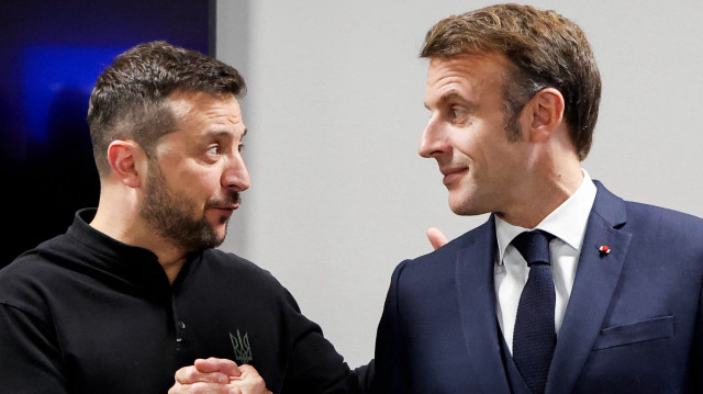 Le président ukrainien Volodymyr Zelensky serre la main du président français Emmanuel Macron (à droite) lors d'une réunion bilatérale dans le cadre du sommet de la Communauté politique européenne à Budapest, le 7 novembre 2024.