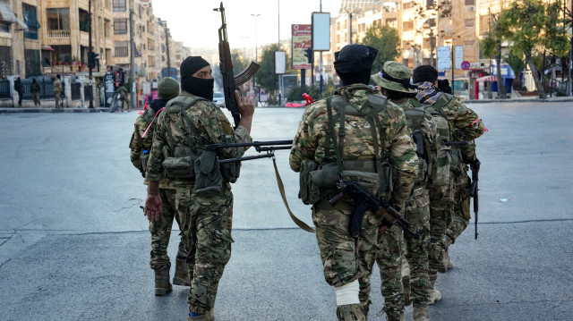 Des combattants anti-gouvernementaux patrouillent dans le centre d'Alep le 30 novembre 2024. 