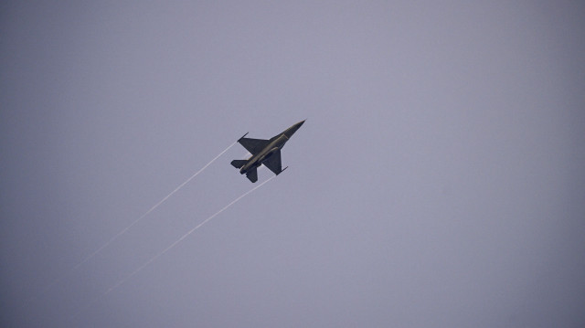 Un chasseur australien F-16 participe à un exercice militaire conjoint, appelé Keris Woomera, sur la plage de Banongan à Situbondo, le 13 novembre 2024.