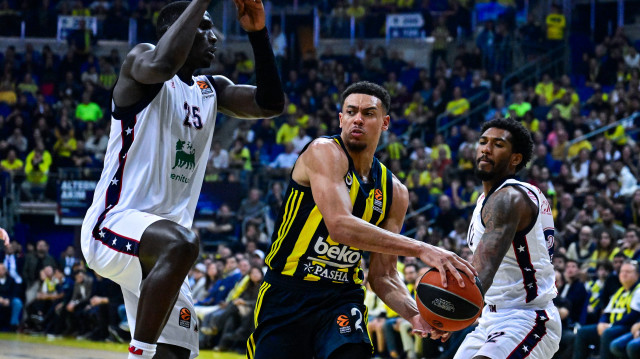 Fenerbahçeli Wade Baldwin ile Milanlı rakibi Ousmane Diop'un mücadelesi.