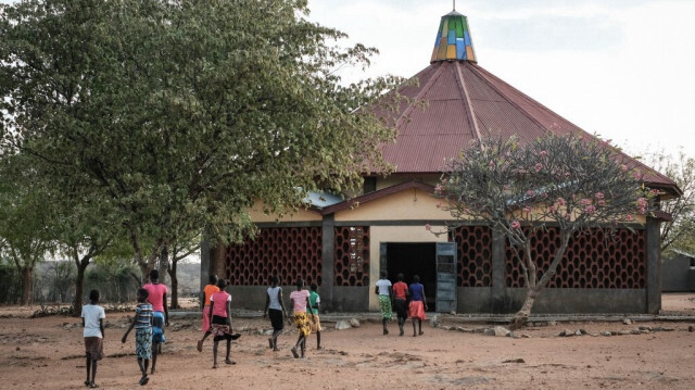 Des élèves de l'école primaire Kalas Girl's se rendent à l'église, à côté de l'école, dans la ville d'Amudat, dans le nord-est de l'Ouganda, le 31 janvier 2018. 