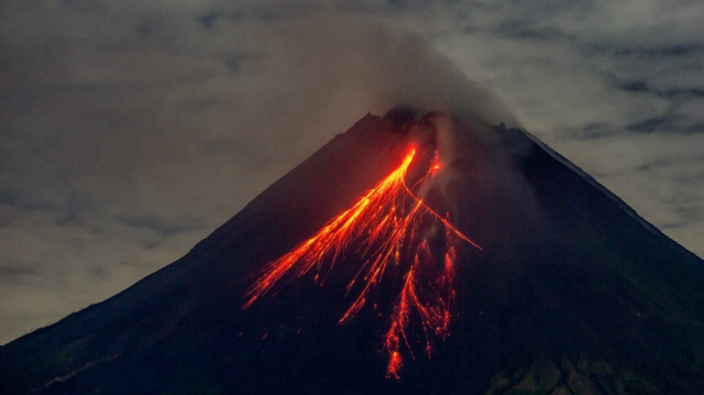 Le Mont Merapi crache de la lave sur ses pentes lors d'une éruption, vue depuis le village de Srumbung à Magelang, dans le centre de Java, le 4 novembre 2024.