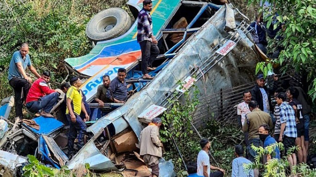 Des personnes sur le site de l'accident d'un bus tombé dans une gorge dans le district d'Almora, dans l'État indien de l'Uttarakhand, le 4 novembre 2024.