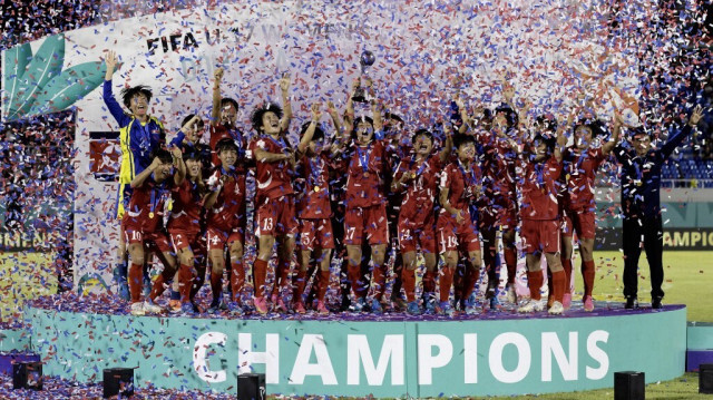 Les joueuses de la Corée du Nord célèbrent avec le trophée après avoir remporté le match final de la Coupe du monde de football féminin U-17 de la FIFA 2024 entre la Corée du Nord et l'Espagne au stade Olimpico Felix Sanchez à Saint-Domingue, le 3 novembre 2024.