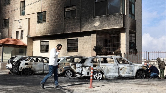 Des Palestiniens vérifient des véhicules brûlés sur le site d'une attaque de colons israéliens dans une zone résidentielle à la périphérie de la ville de Ramallah en Palestine occupée, le 04 novembre 2024.