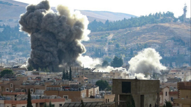 De la fumée s'élève après une frappe aérienne israélienne dans l'est du Liban.