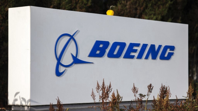 La fin de la grève est cruciale pour Boeing, en grandes difficultés financières car le mouvement social paralyse les deux usines produisant le 737 - son avion vedette -, le 777, le 767 et plusieurs programmes militaires.
