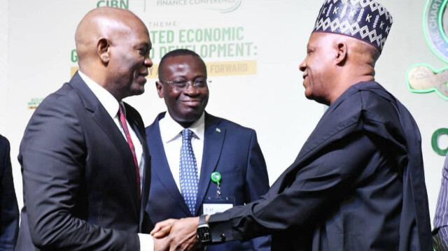 Au milieu, Daniel Mukoko Samba, Vice-Premier Ministre, Ministre de l'Économie nationale de la République Démocratique du Congo discute avec deux hommes d'affaires nigérians à Abuja, le 11 septembre 2023.