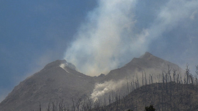 Des volutes de fumée s'échappent du mont Lewotobi Laki-Laki, vu depuis le village de Klatanlo, dans la circonscription de Flores Est, Nusa Tenggara Est, le 4 novembre 2024, après l'éruption de la nuit. 