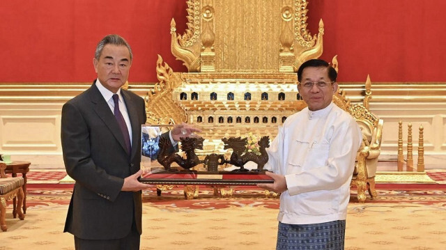 Le chef militaire du Myanmar Min Aung Hlaing (à droite) rencontrant le ministre chinois des Affaires étrangères Wang Yi à Naypyidaw, le 14 août 2024.