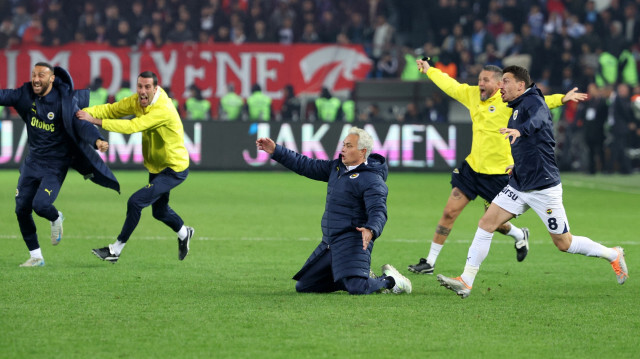 José Mourinho célébrant le but de la victoire pour le Fenerebahçe de la part de Sofyan Amrabat.